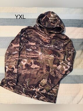 Under Armour Brown and Green Camo Hooded Pullover